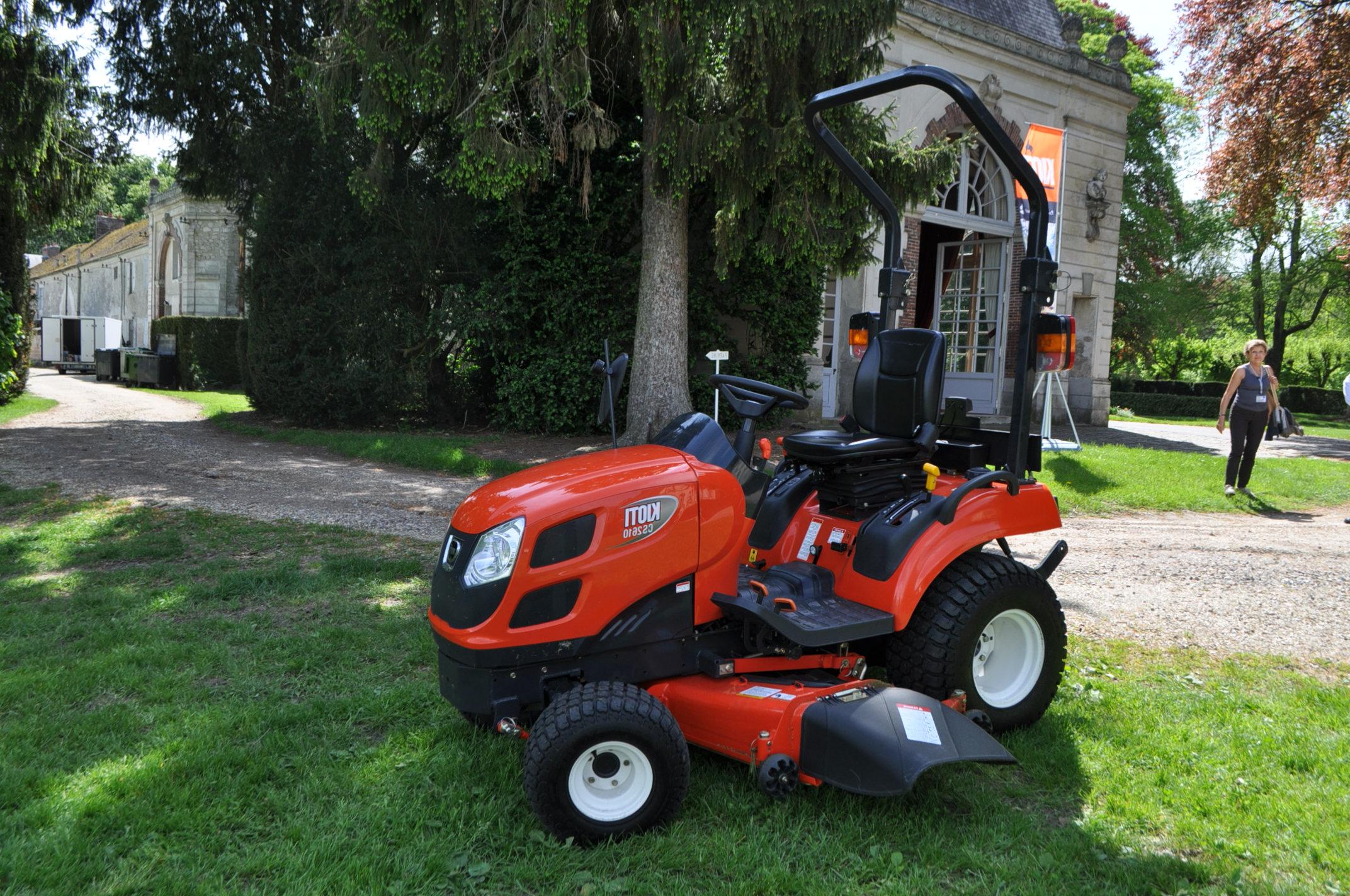 Kioti tractor for garden maintenance: CS with mower model